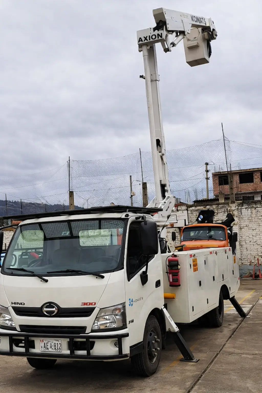 Camión Grúa con Pluma Telescópica y Canastilla