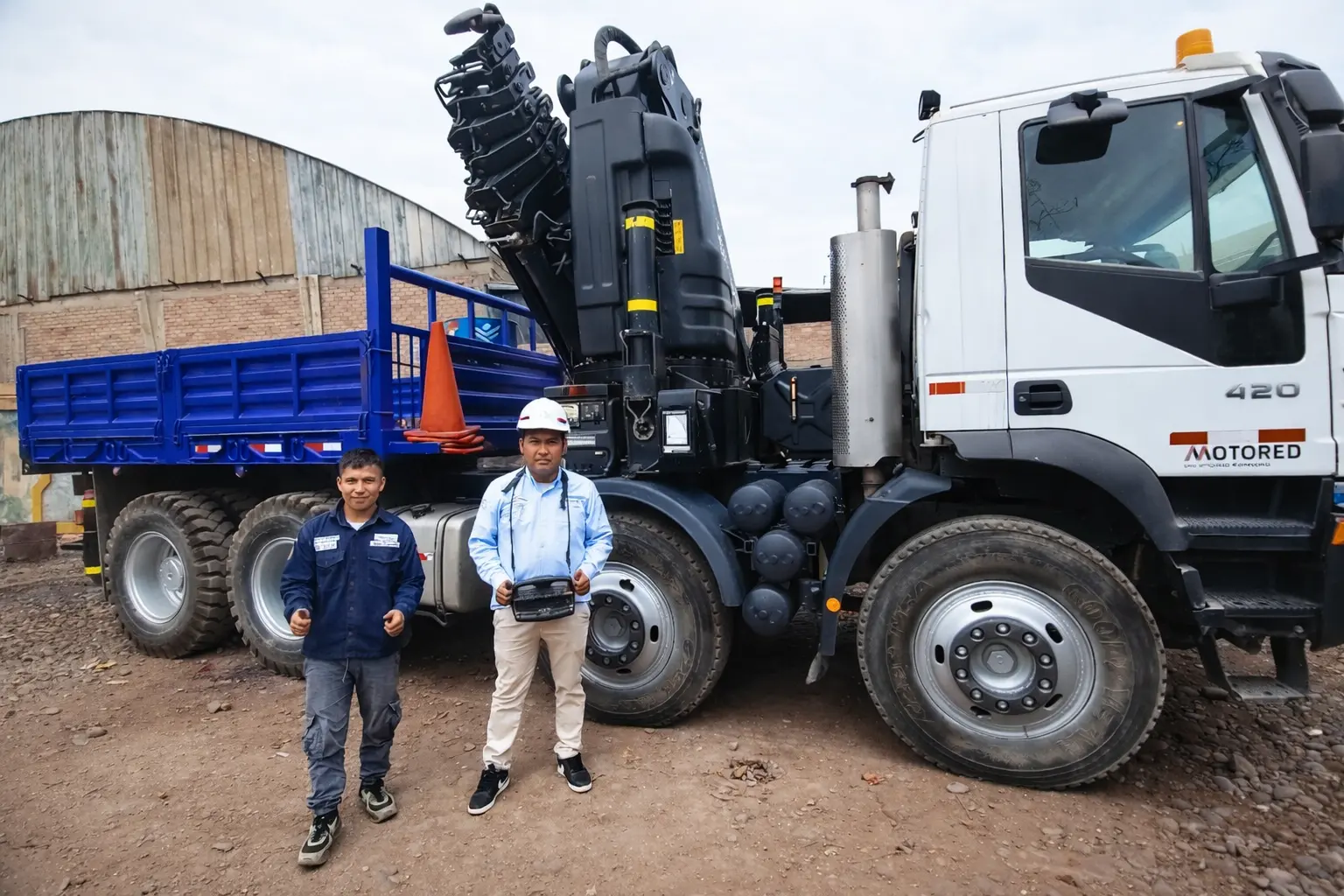 Capacitación práctica y maniobras para operador de grúa articulada en las instalaciones de ECAX Perú