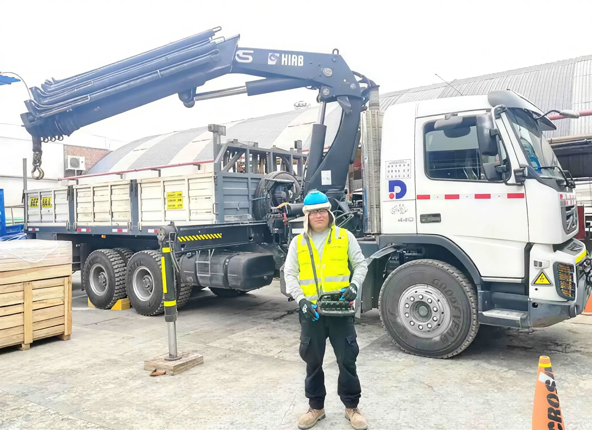 Supervisión en campo de maniobras con grúa articulada en obra real por expertos de seguridad de ECAX